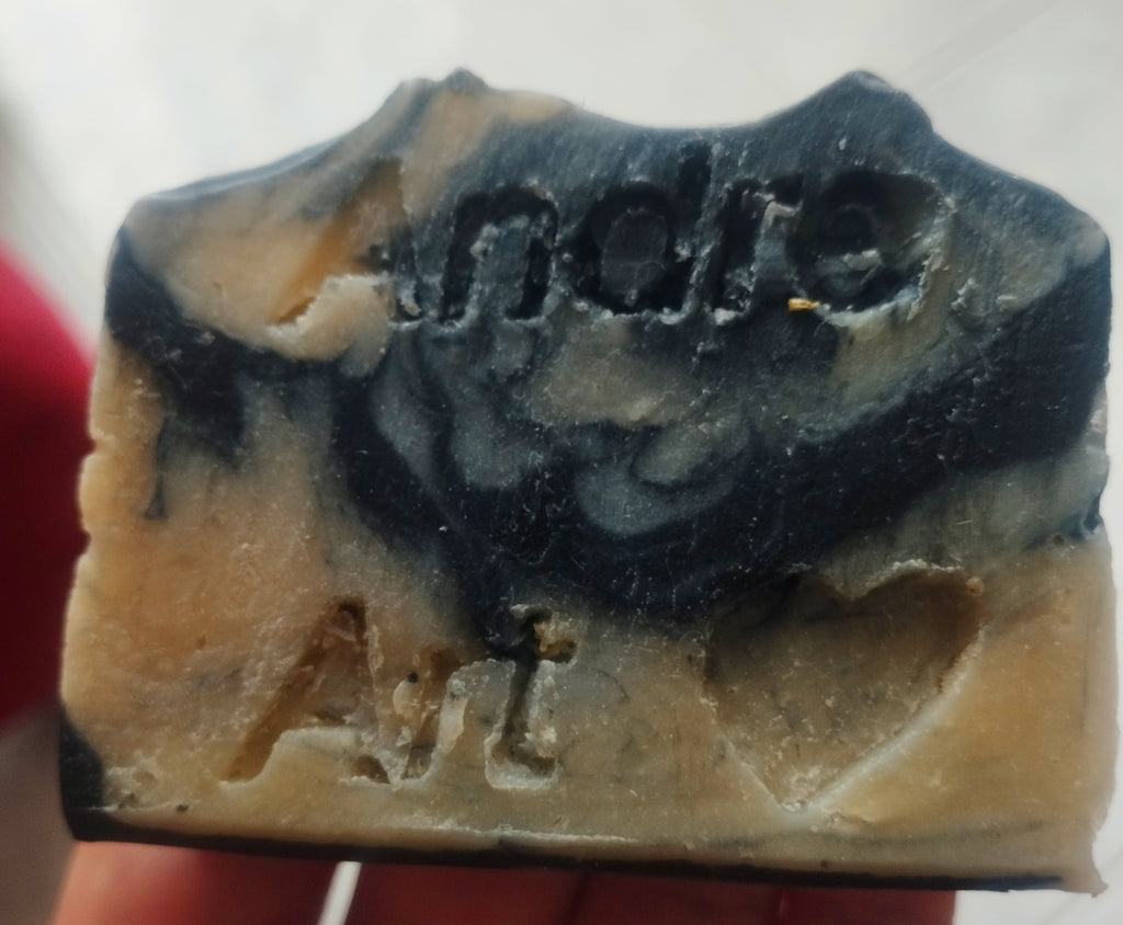 Jabon artesanal de carbon activado